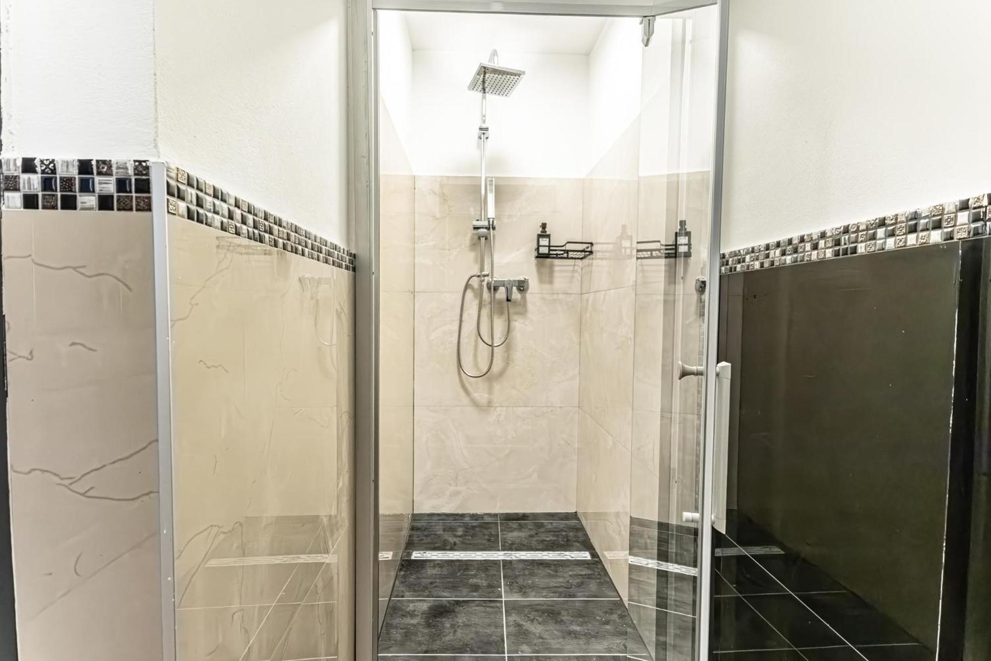 Wiener Stadthalle Boutique Rooms - Ideal For Couples エクステリア 写真