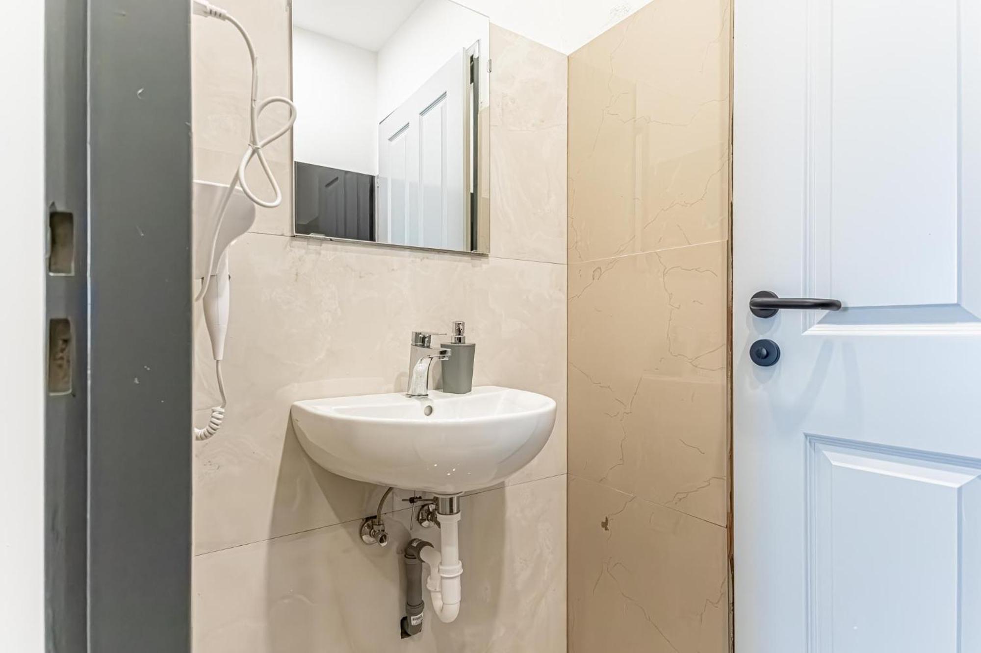 Wiener Stadthalle Boutique Rooms - Ideal For Couples エクステリア 写真