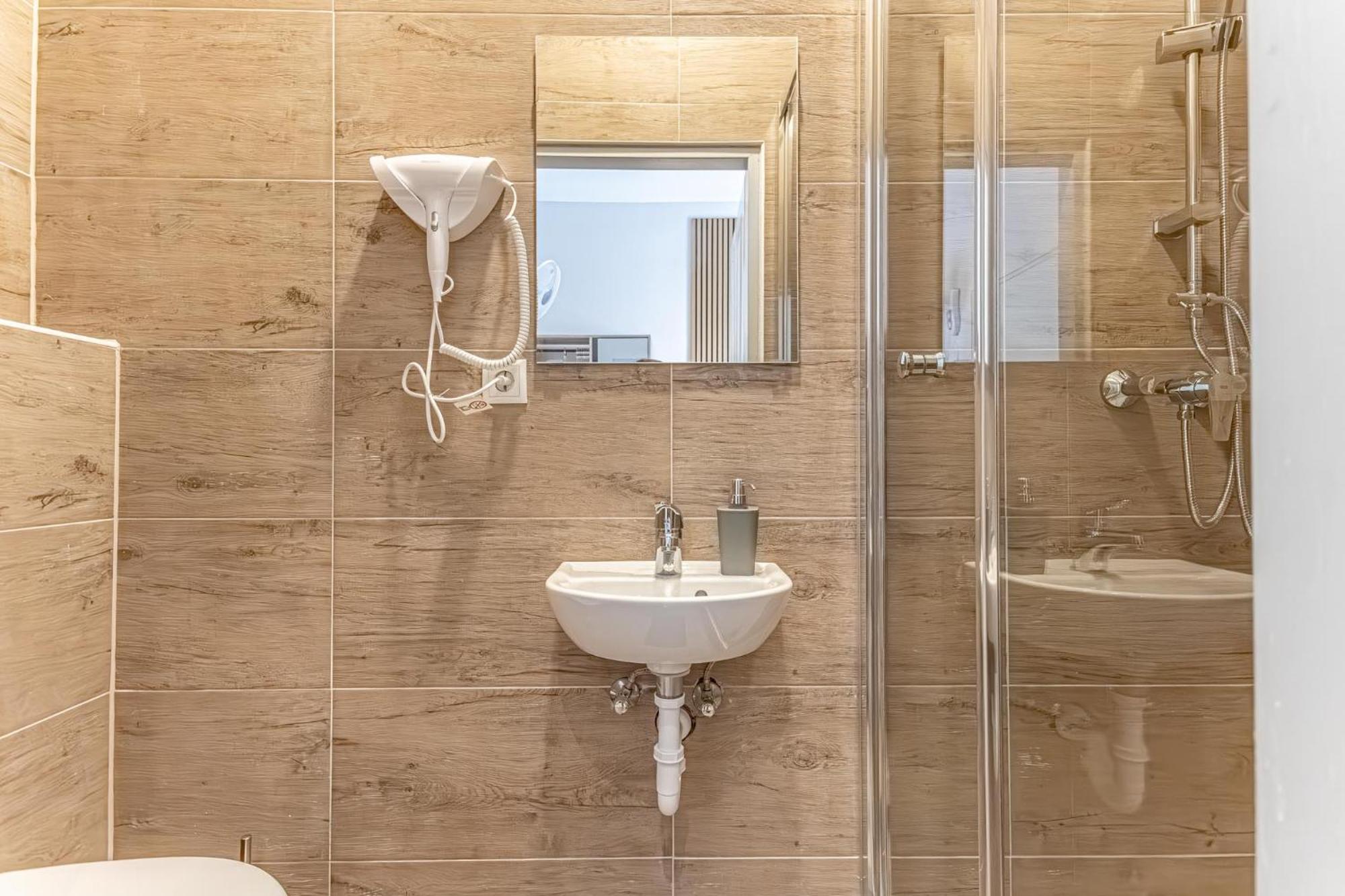 Wiener Stadthalle Boutique Rooms - Ideal For Couples エクステリア 写真