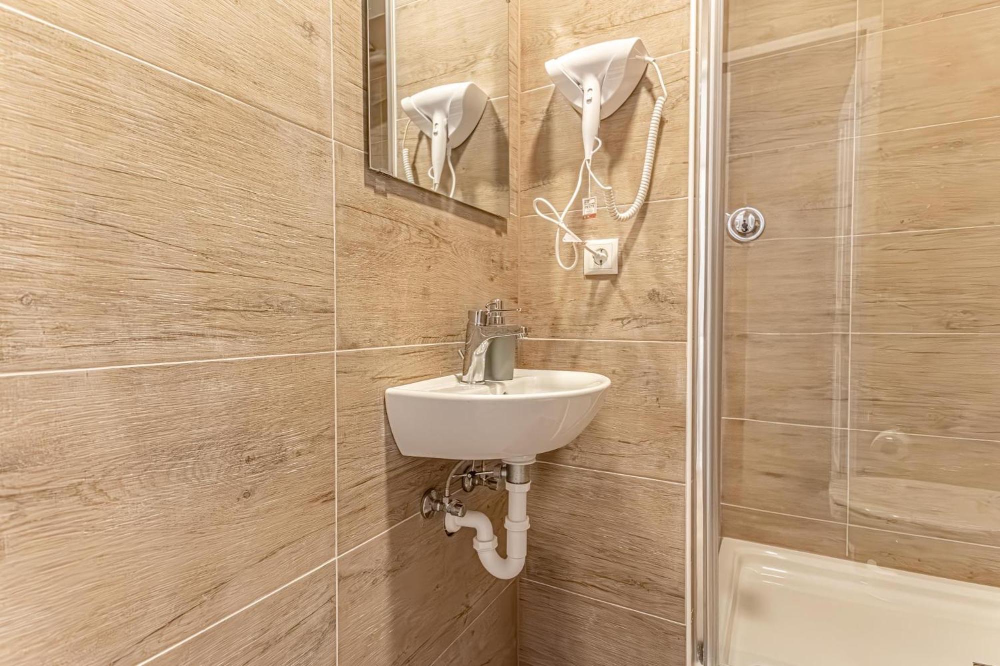 Wiener Stadthalle Boutique Rooms - Ideal For Couples エクステリア 写真