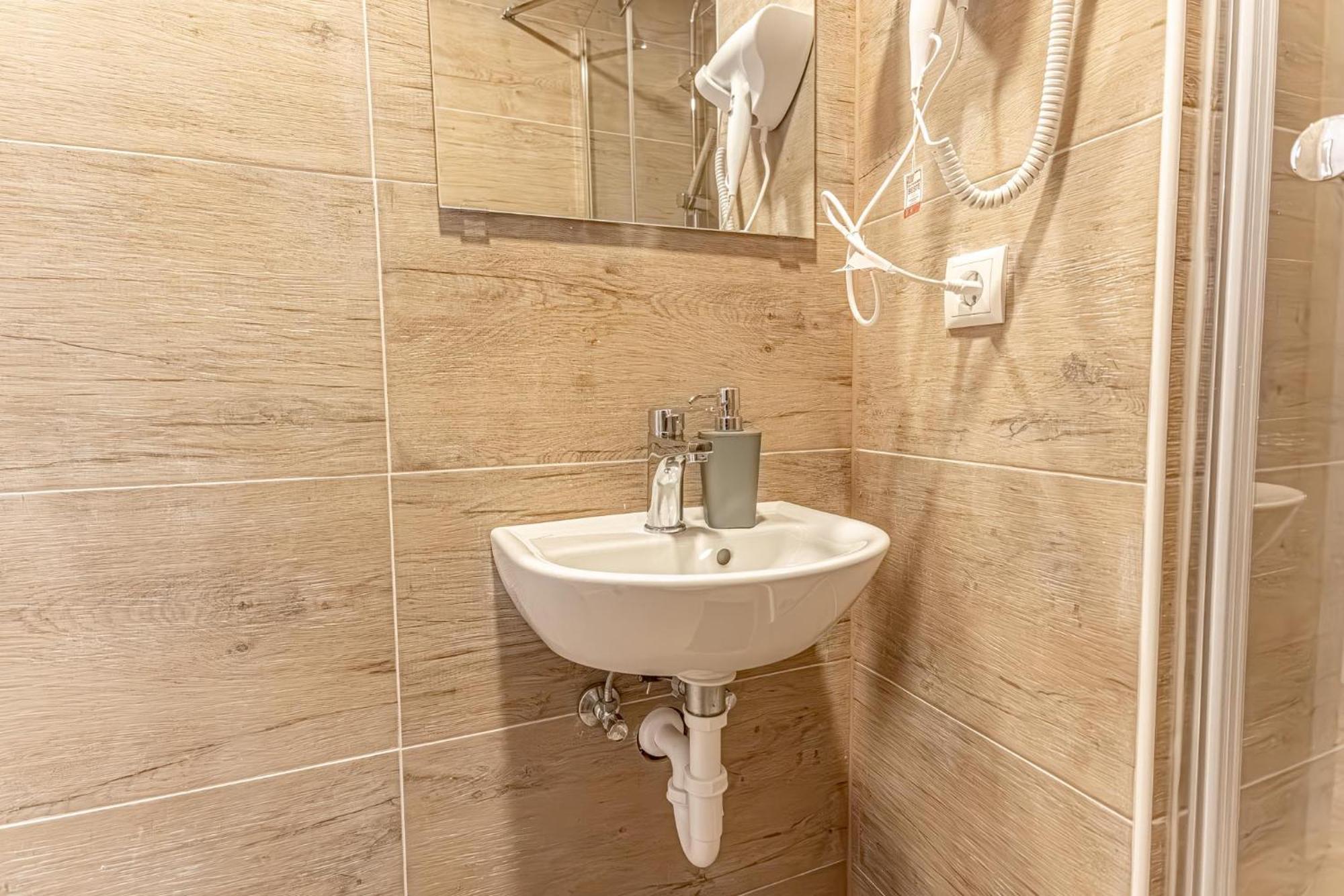 Wiener Stadthalle Boutique Rooms - Ideal For Couples エクステリア 写真