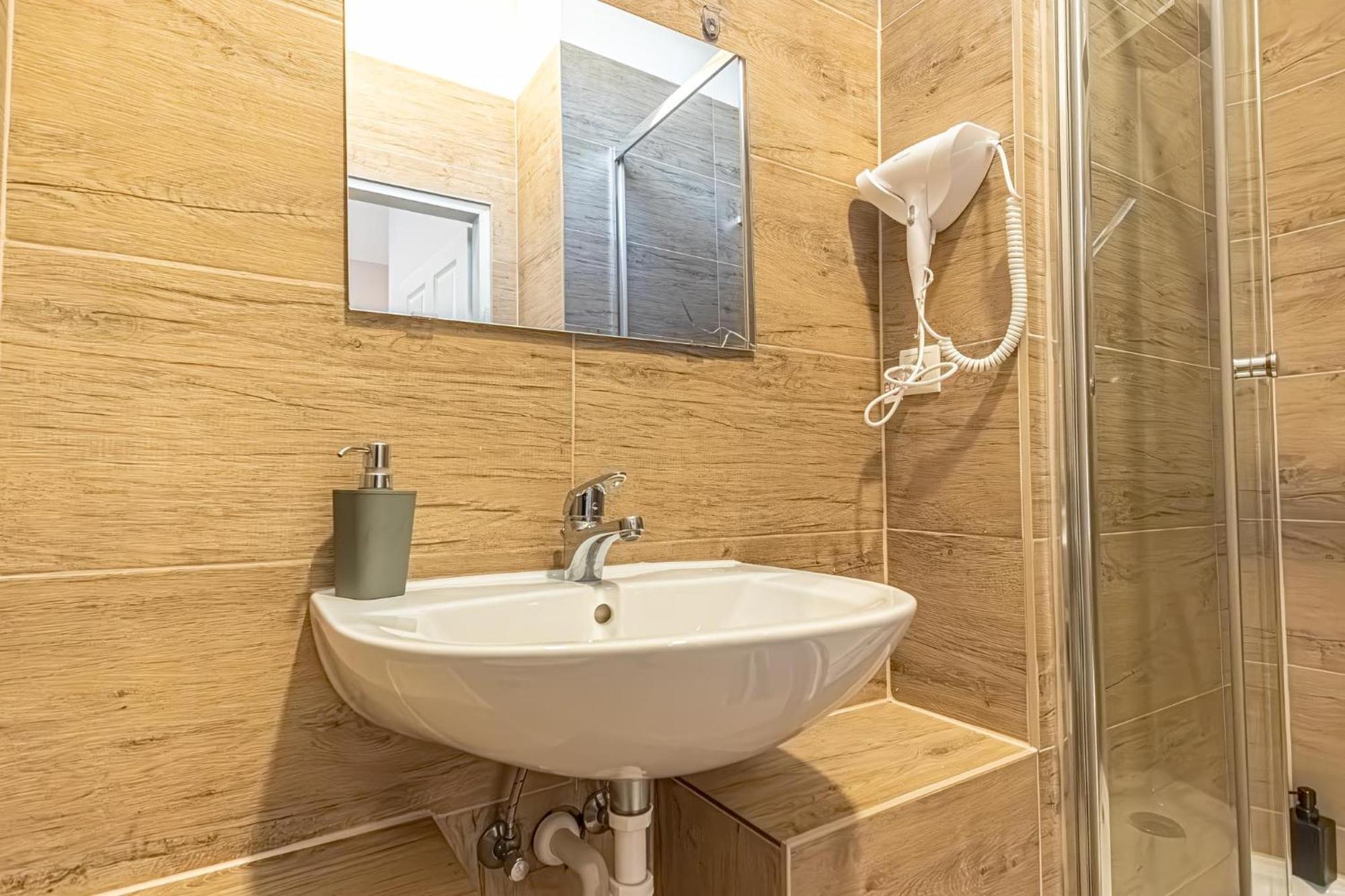 Wiener Stadthalle Boutique Rooms - Ideal For Couples エクステリア 写真